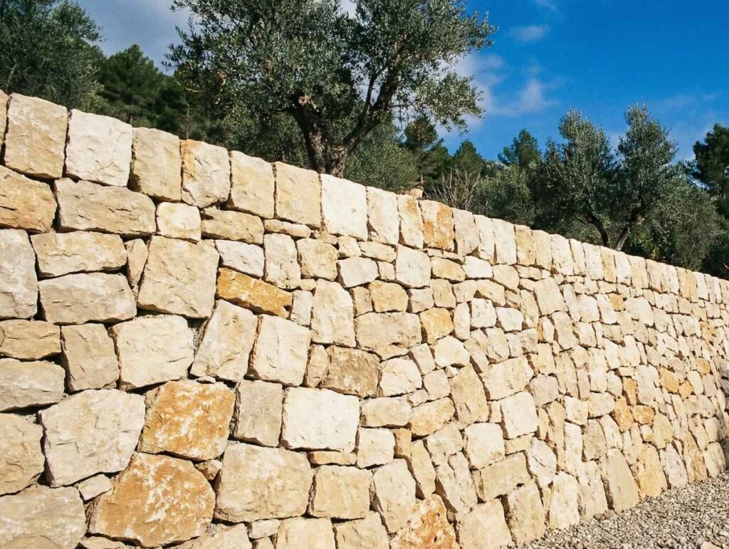 Muros de contención en Mallorca: construcción en tierra calcárea, drenaje y seguridad real