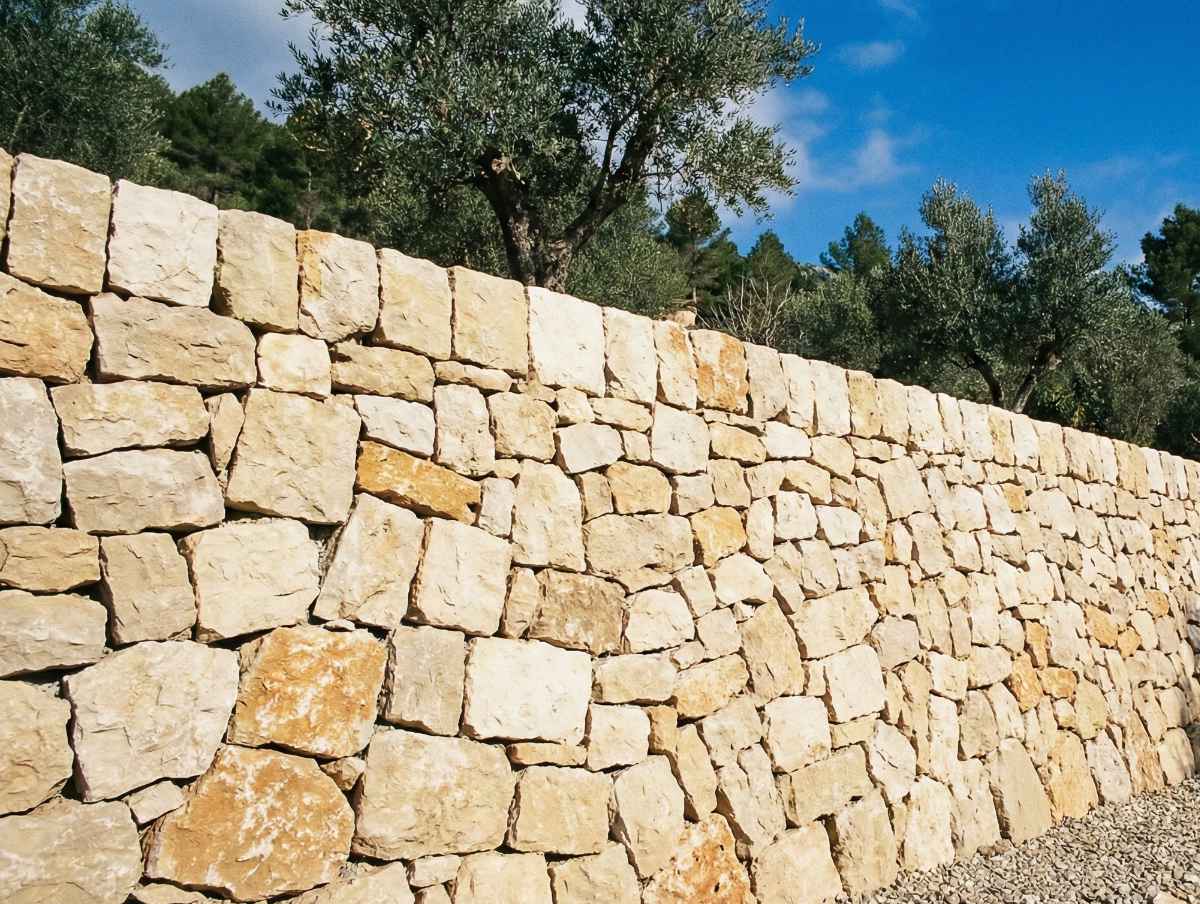 Muros de contención en Mallorca: construcción en tierra calcárea, drenaje y seguridad real