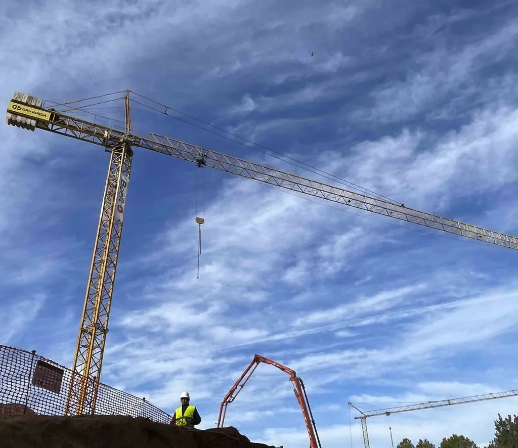 Grua y operario en acción.