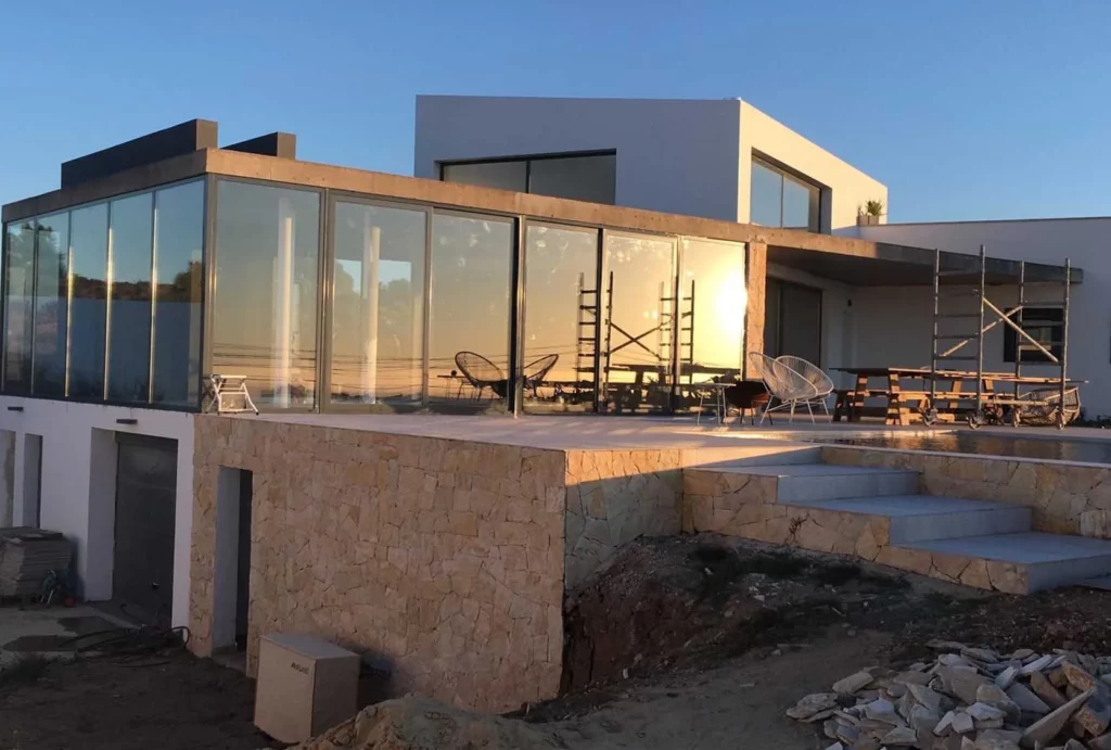 Reforma y acabados de chalet en Mallorca con piscina.